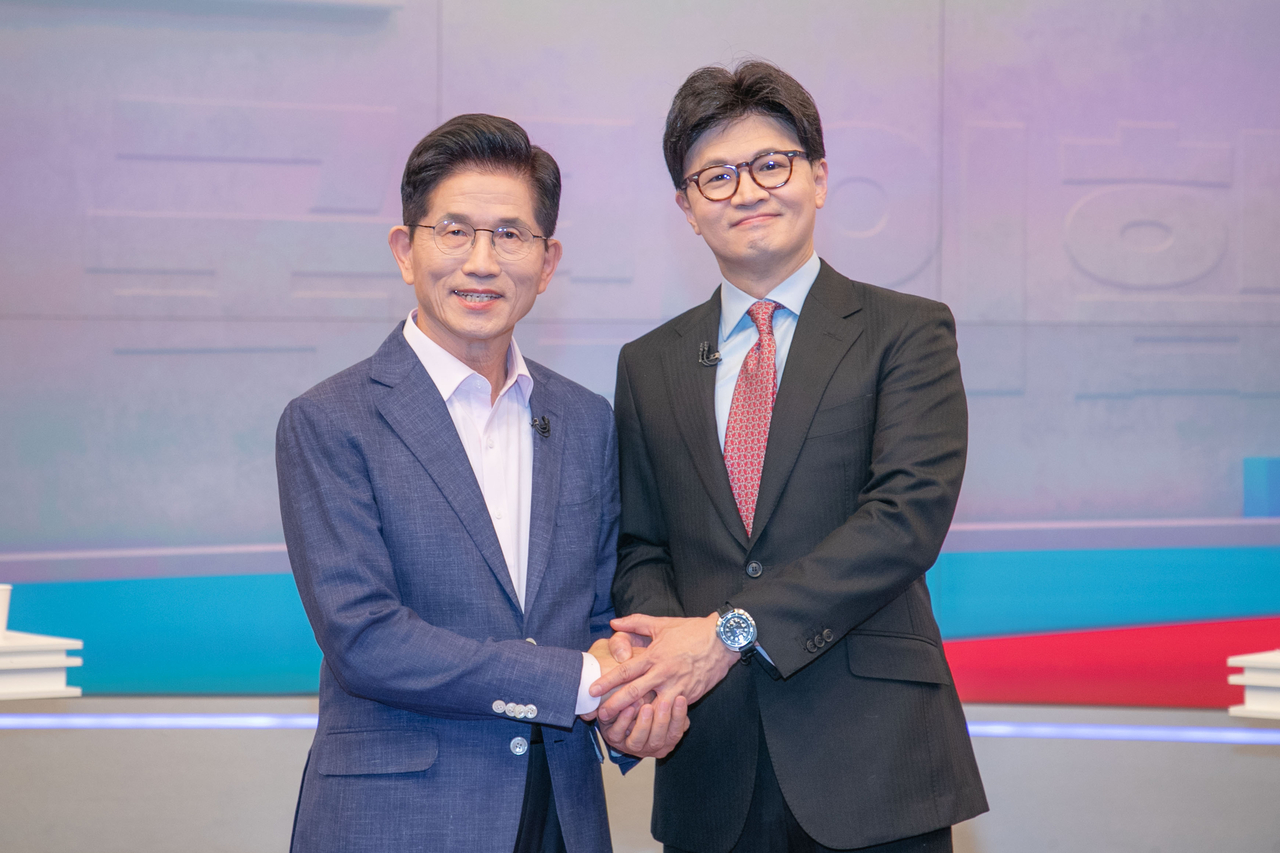 Two contenders for the People Power Party's (PPP) presidential primary -- former Labor Minister Kim Moon-soo (L) and former PPP leader Han Dong-hoon -- pose for a photo ahead of a TV debate session held in Seoul on April 30, 2025. (Pool photo) (Yonhap)