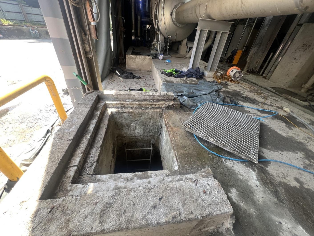 Two workers died while working at a manhole in a factory in Jeonju, North Jeolla Province, Sunday. (Yonhap)