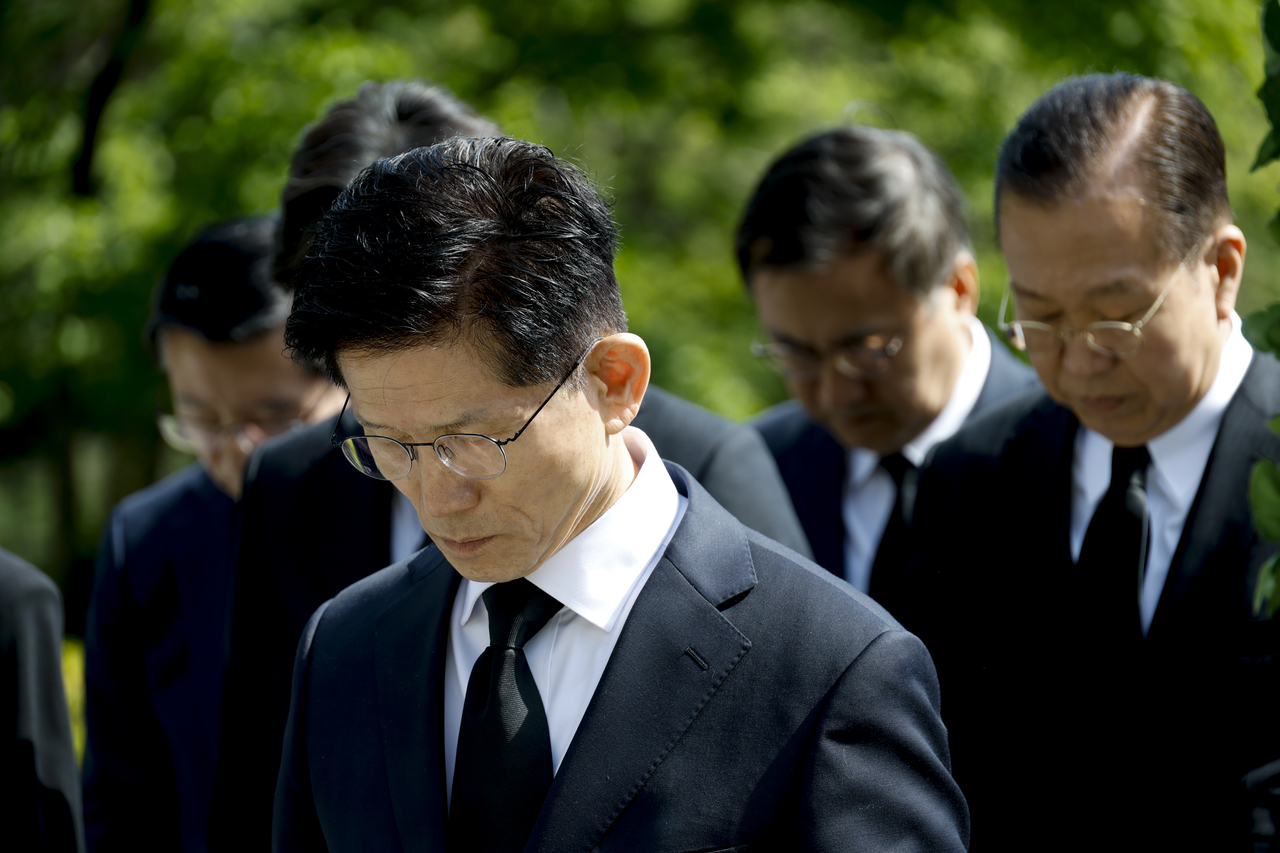 People Power Party presidential candidate Kim Moon-soo pays his respects to former presidents at the Seoul National Cemetery, Sunday. (Joint Press Corps)