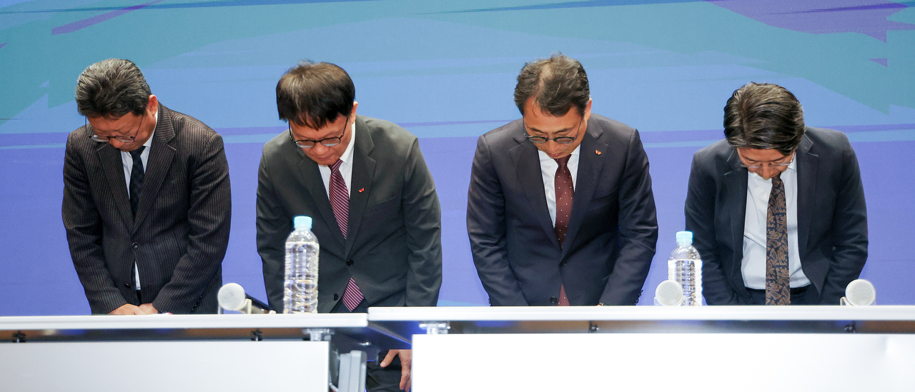 Top executives of SK Telecom Co. apologizes for the data breach at a press briefing held at the SKT Tower in central Seoul, Friday. (Yonhap)