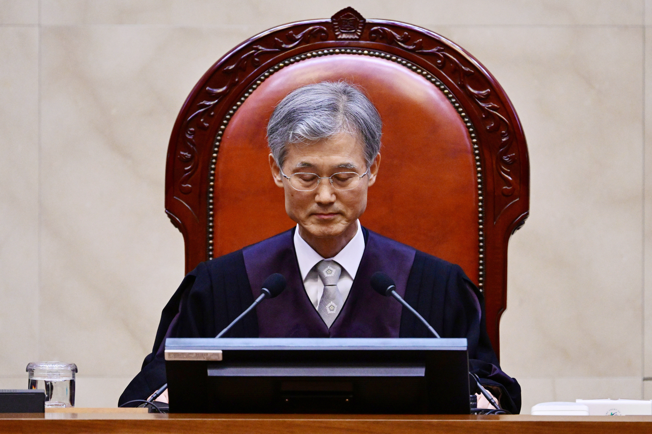 Supreme Court Chief Justice Cho Hee-dae delivers the ruling that presidential candidate Lee Jae-myung should be retried on allegations of making false statements on May 1. (Joint Press Corps)