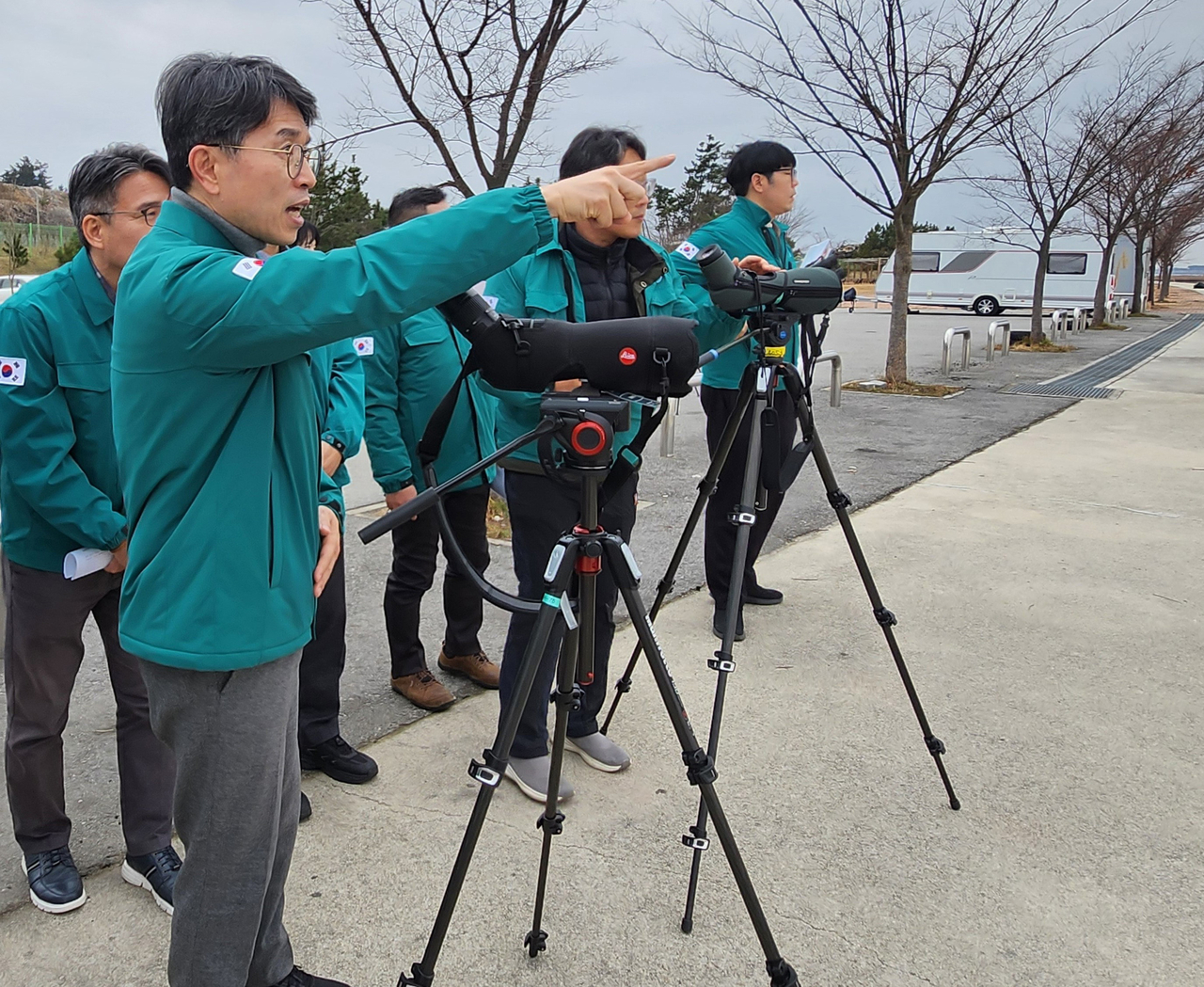 Environment Minister Kim Wan-seop (front) inspects a river estuary in North Jeolla Province to review preventive measures against bird flu. (Yonhap)