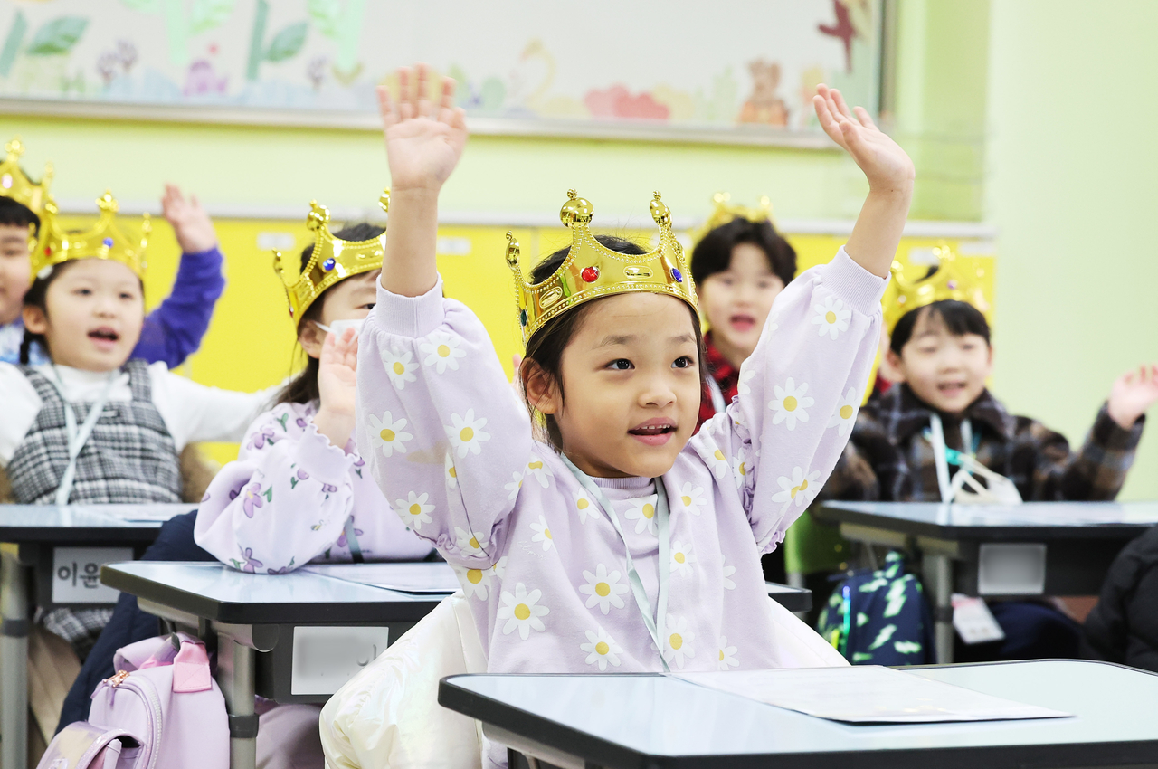 Students meet their teacher for the first time at Daepyeong Elementary School in Suwon, Gyeonggi Province, Tuesday. (Yonhap)