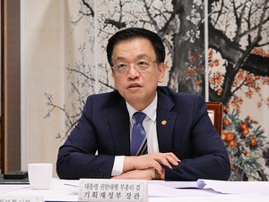 Choi urges efforts to prevent fallout from US designation of S. Korea as 'sensitive' country