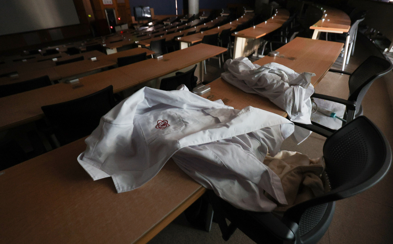 As the deadline for medical students to return to class come near, a lecture room at a medical school at Kyungpook University in Daegu is empty on Thursday, (Yonhap)
