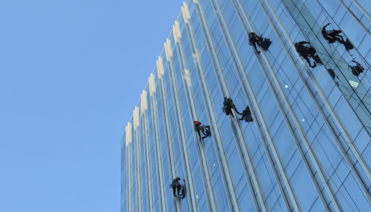 High-rise window cleaning: A dangerous spring tradition on Seoul's skyline