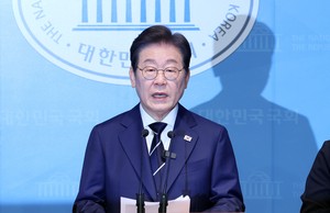 Former DP leader Lee leads presidential election poll