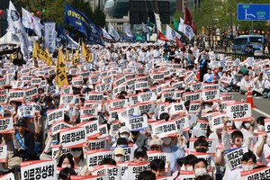 Doctors protest despite hike plan freeze, demanding full withdrawal