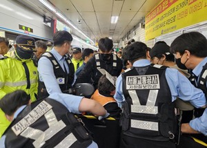 Disability activists forced out of Seoul subway station