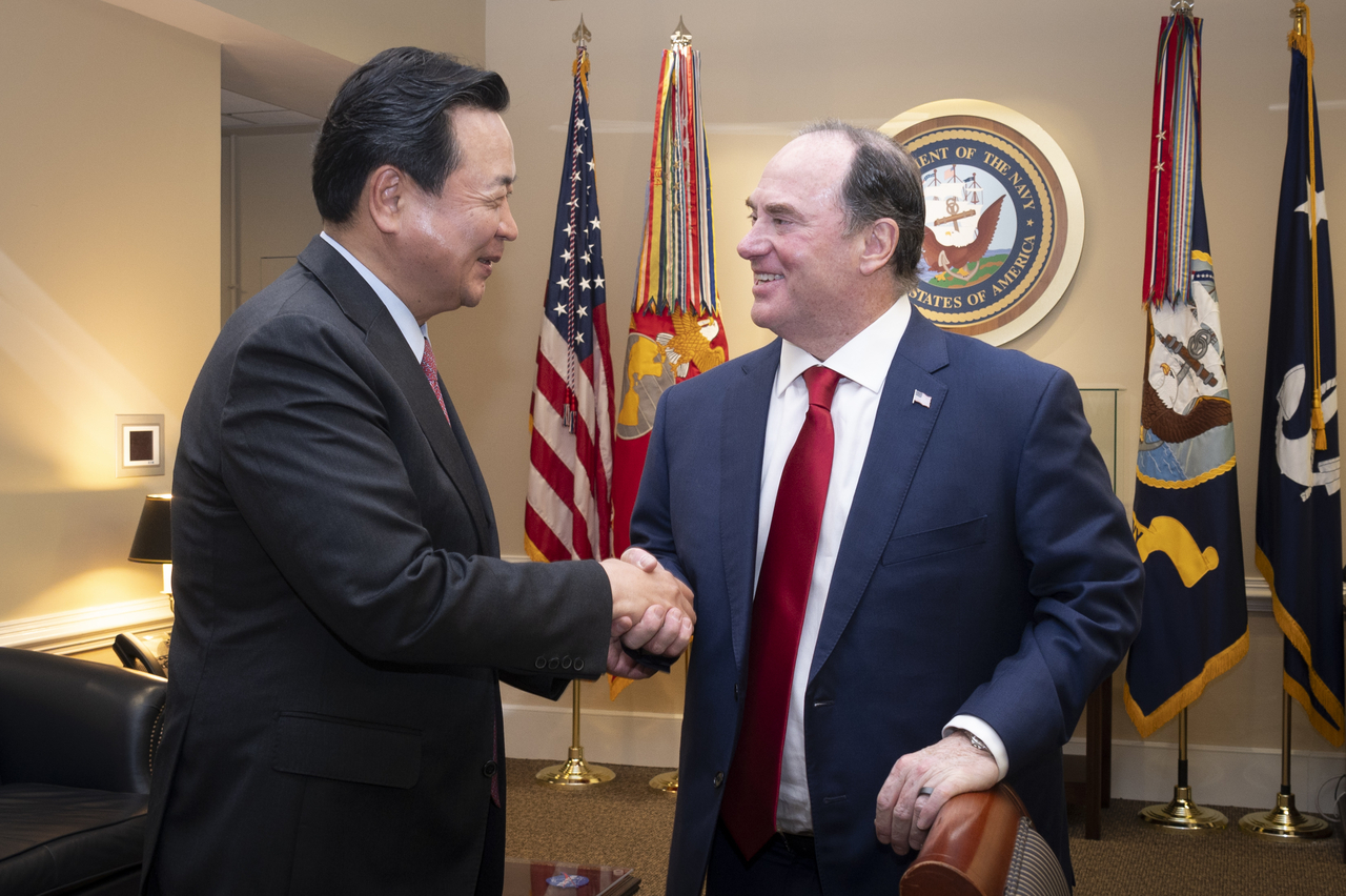 Ambassador Cho Hyun-dong (left) meeting with US Secretary of the Navy John Phelan at the embassy building in Washington, DC, on Wednesday. (South Korean Embassy in the US)