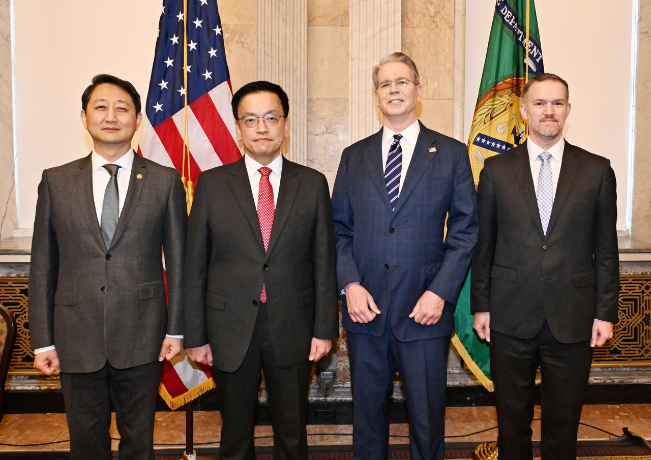 Finance Minister Choi Sang-mok (second from left) is seen as participants in a trade consultation between South Korea and the United States posed for a photo in Washington on April 24. (Finance Ministry)