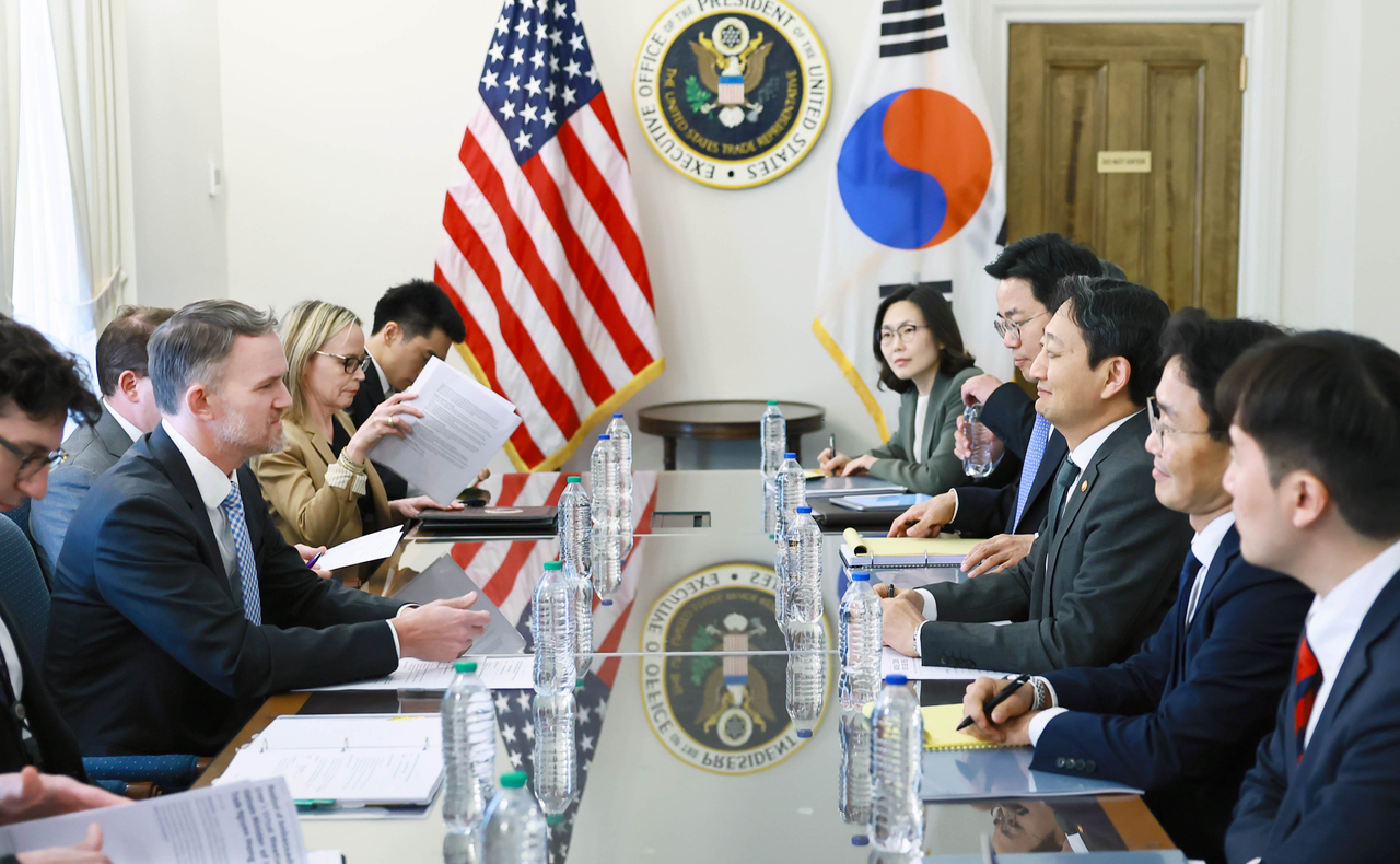 South Korean Industry Minister Ahn Duk-geun and US Trade Representative Jamieson Greer hold a meeting at the USTR office in Washington on Thursday. (Yonhap)