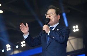 DP presidential candidate Lee keeps wide lead in opinion polls