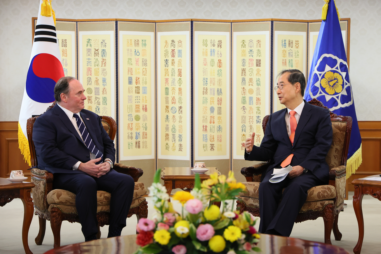 Acting President and Prime Minister Han Duck-soo (right) holds talks with Secretary of the US Navy John Phelan during their meeting at the government complex in Seoul, Wednesday. (Yonhap)