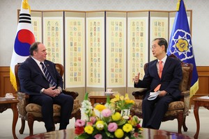 US Navy secretary visits HD Hyundai Heavy, Hanwha Ocean to explore shipbuilding cooperation