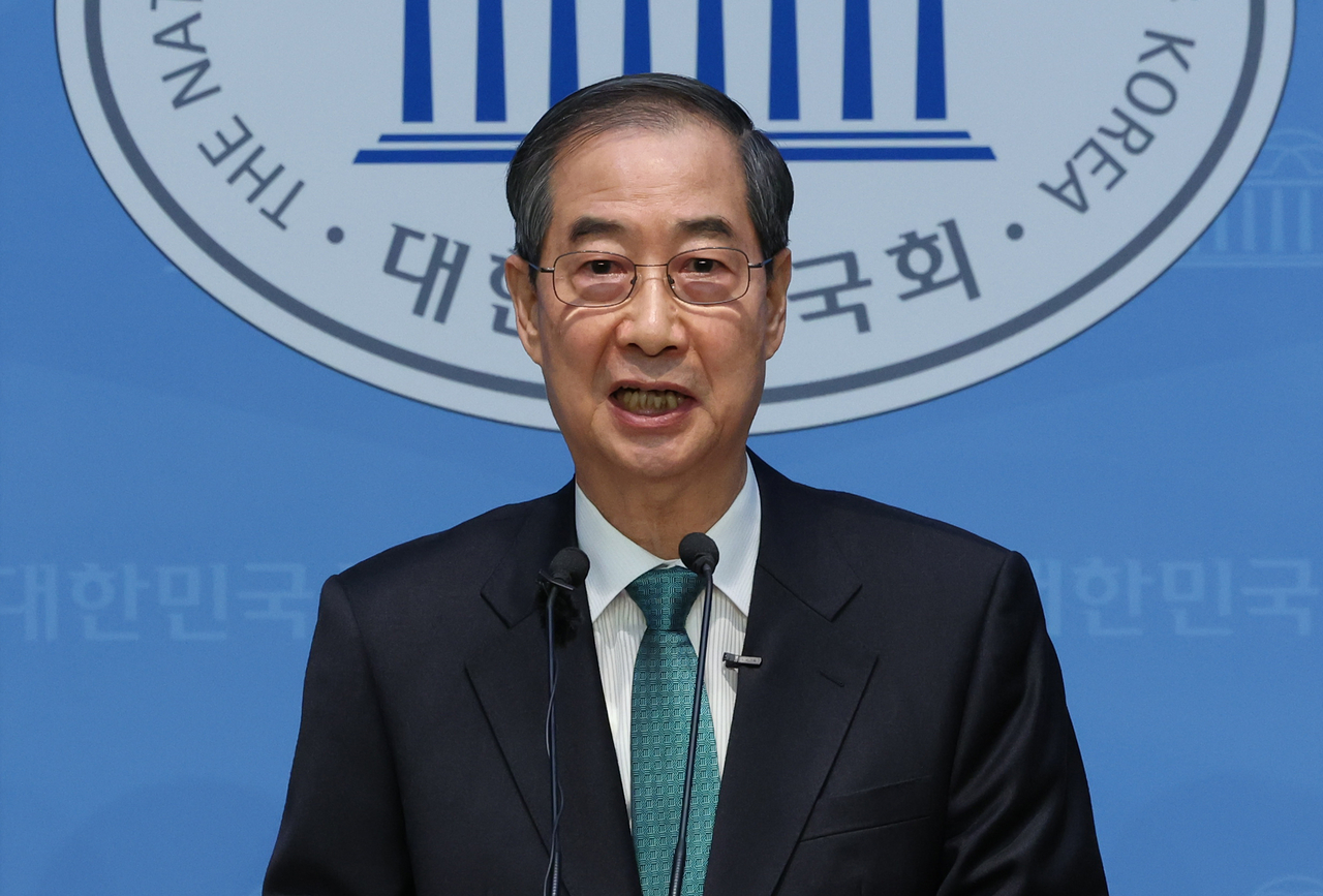 Former Prime Minister Han Duck-soo officially declares that he is running for president in a speech at the National Assembly in Yeouido, Seoul, on Friday. (Yonhap)