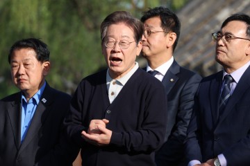 Lee Jae-myung leads in hypothetical three-way race with Han Duck-soo, but race tightens, new poll shows