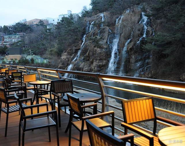 Terrace seating at Cafe Pokpo overlooking the artificial waterfall. (Seoul City)