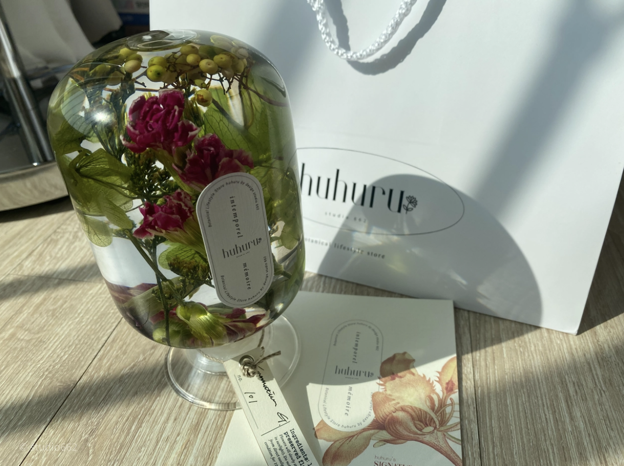 This photo shows a mood light filled with preserved flowers that interviewee Kim Young-seo gifted to her mother for Parents' Day. (Kim Young-seo)